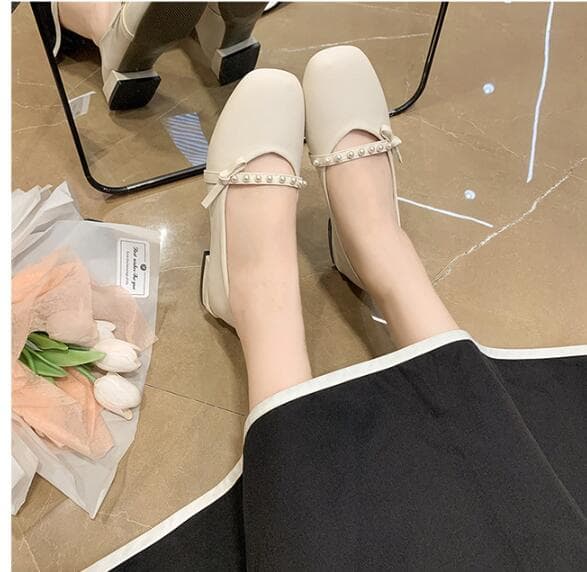 上品パール飾りの疲れにくい柔らかローヒールパンプス