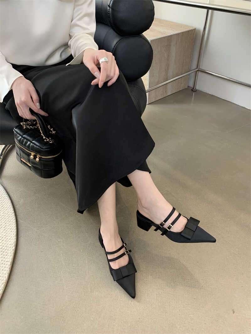 結婚式パンプス 上品ベージュ リボンストラップ ローヒール