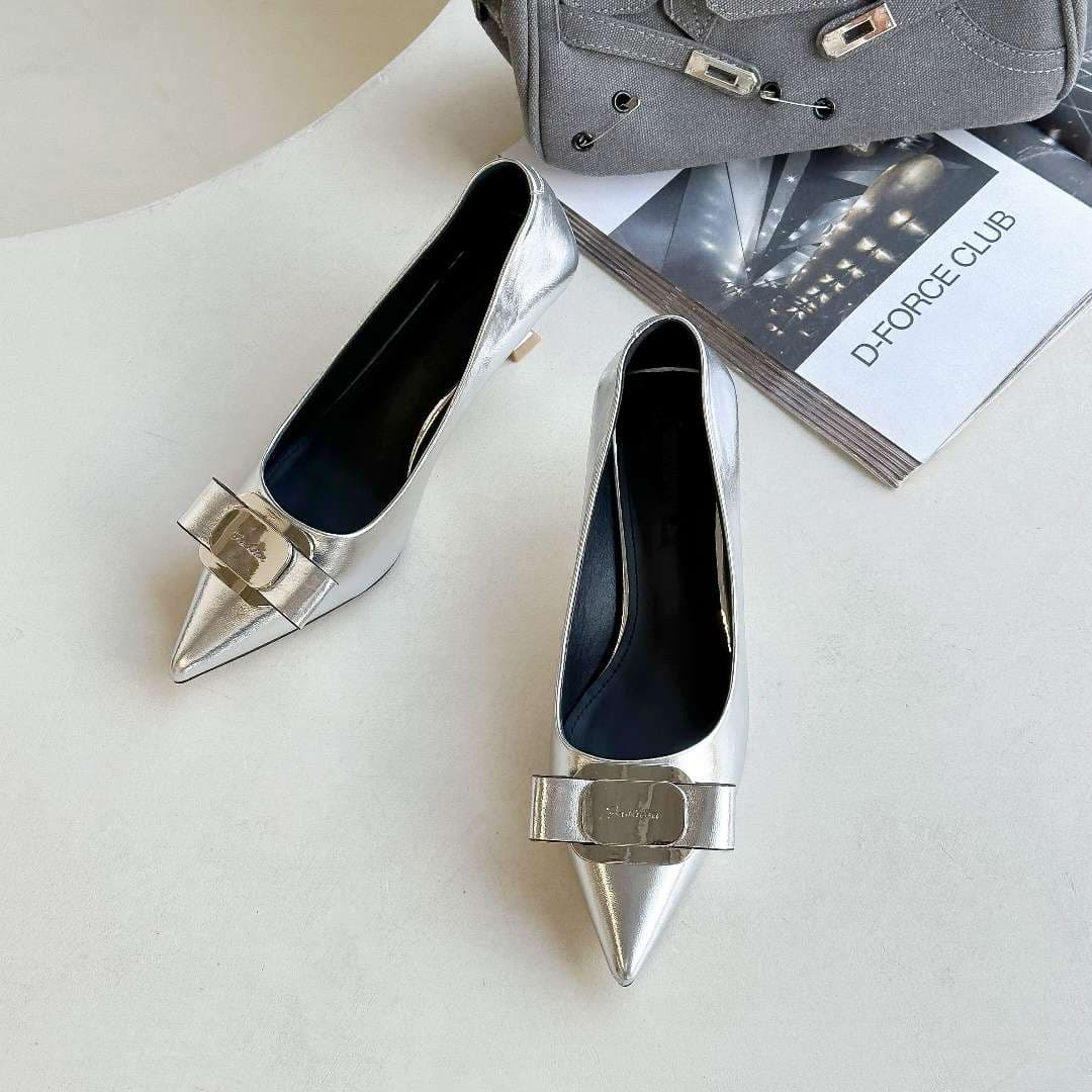 エレガントベージュ 光沢バックルピンヒールパンプス