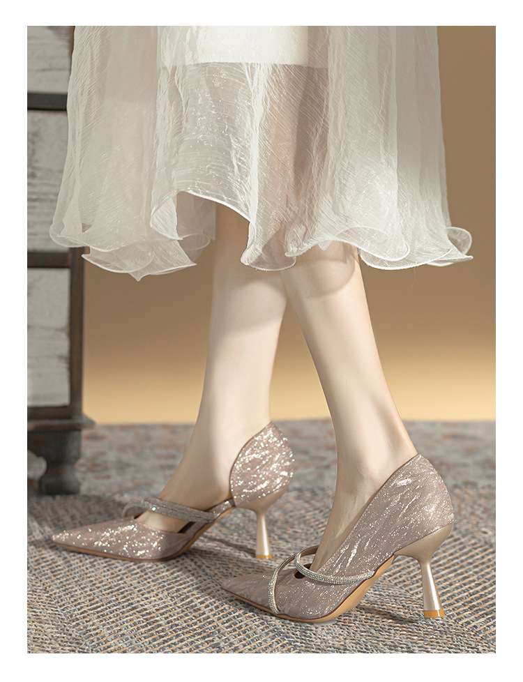 煌めくシルバーの上品クロスストラップパンプス