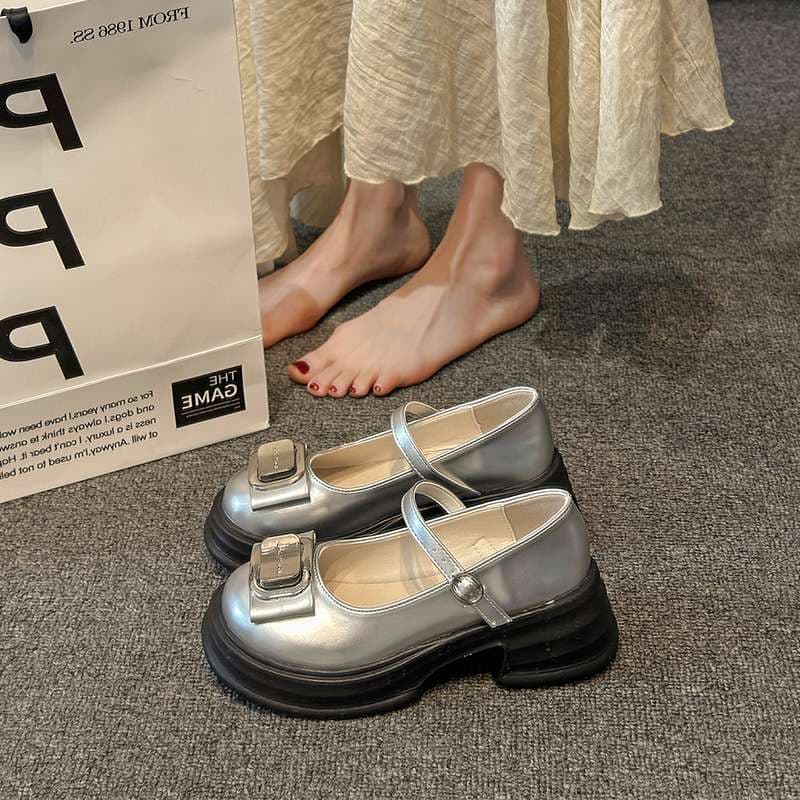 エレガントシルバー厚底バックルパンプス