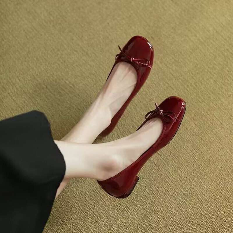 リボンが彩る上品エナメル調ローヒールパンプス