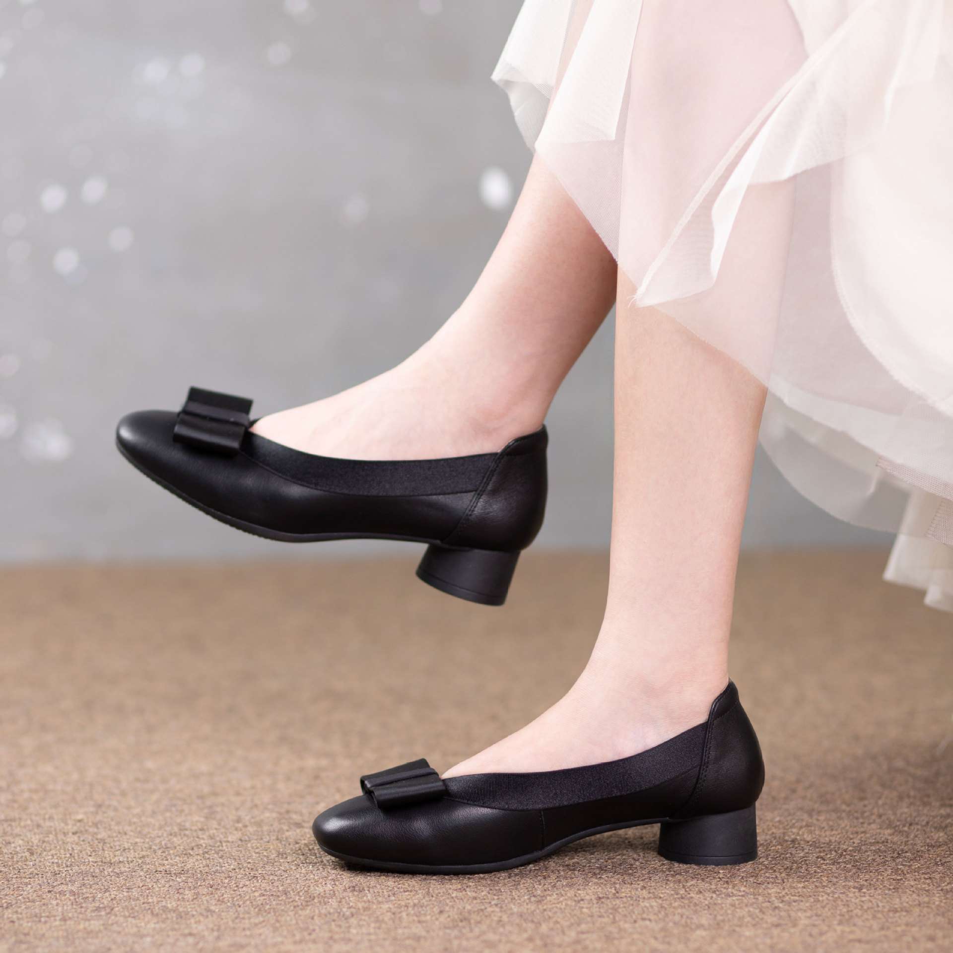 上品優美リボンの快適ローヒールパンプス