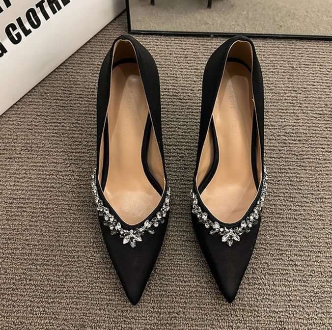 結婚式パンプス 黒輝く繊細装飾の上品ピンヒール