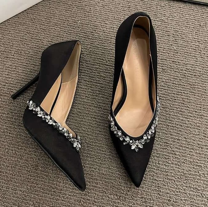 結婚式パンプス 黒輝く繊細装飾の上品ピンヒール