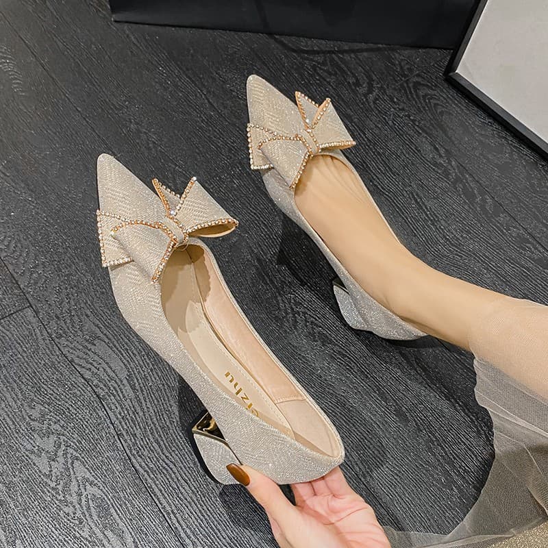 エレガントゴールド リボン付きポインテッドパンプス