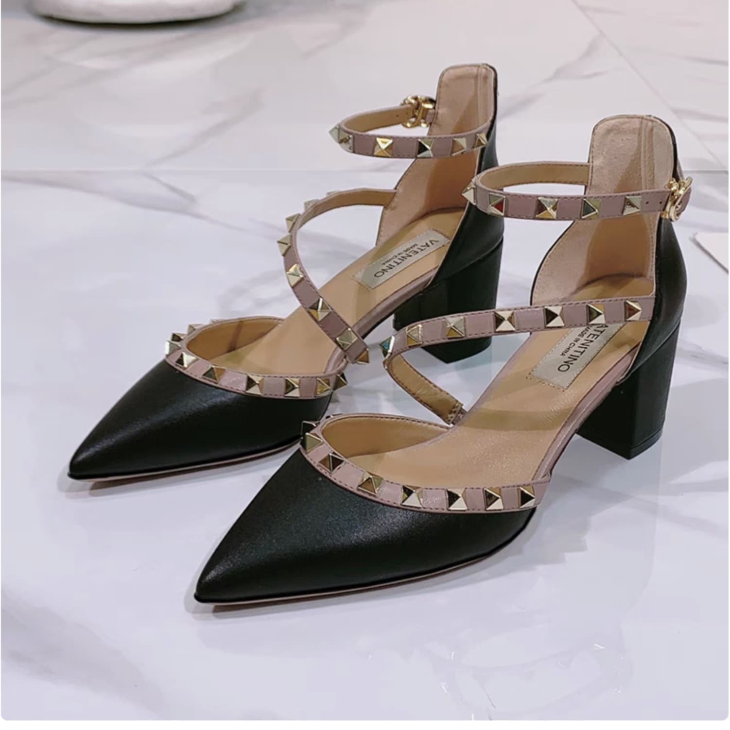 結婚式パンプス ベージュスタッズエレガントローヒール