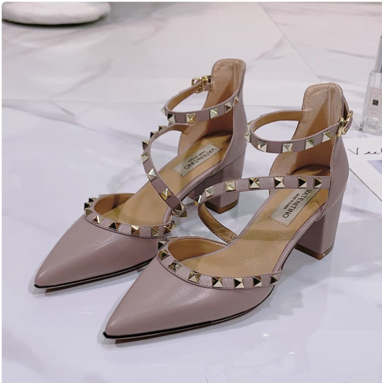 結婚式パンプス ベージュスタッズエレガントローヒール