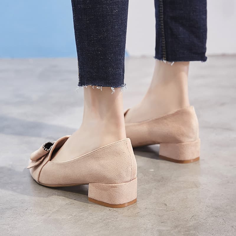 エレガントビーズリボン ベージュローヒールパンプス