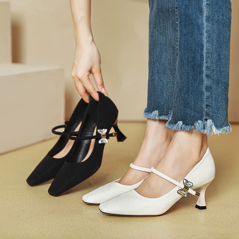 エレガントポインテッドリボンの洗練パンプス