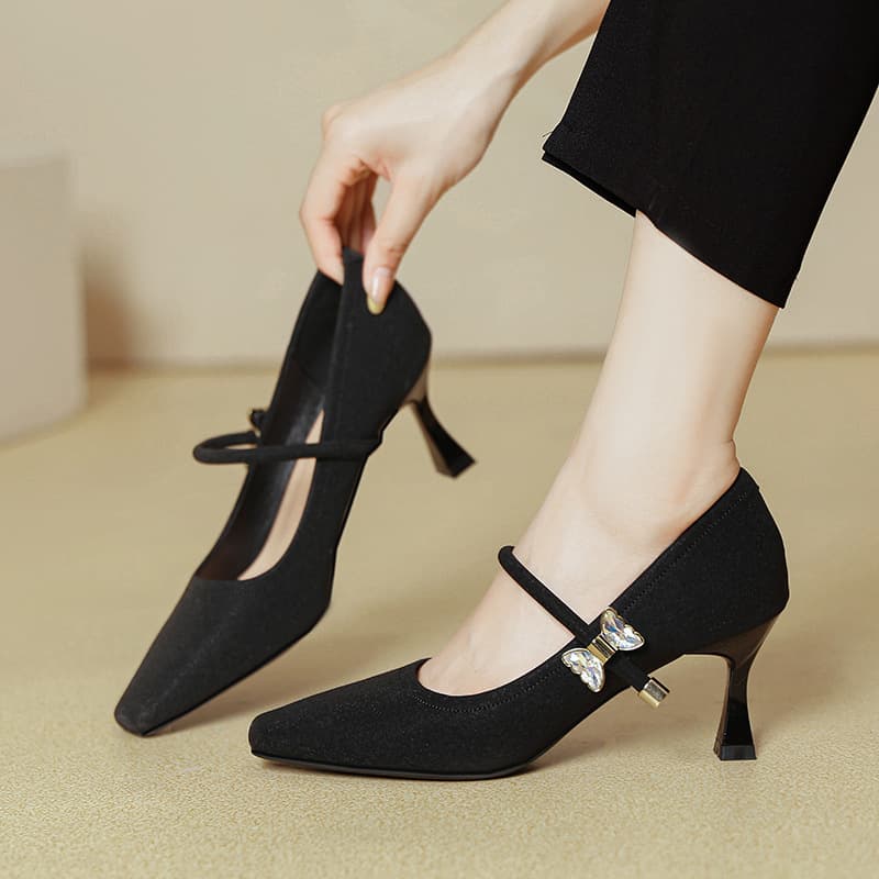エレガントポインテッドリボンの洗練パンプス