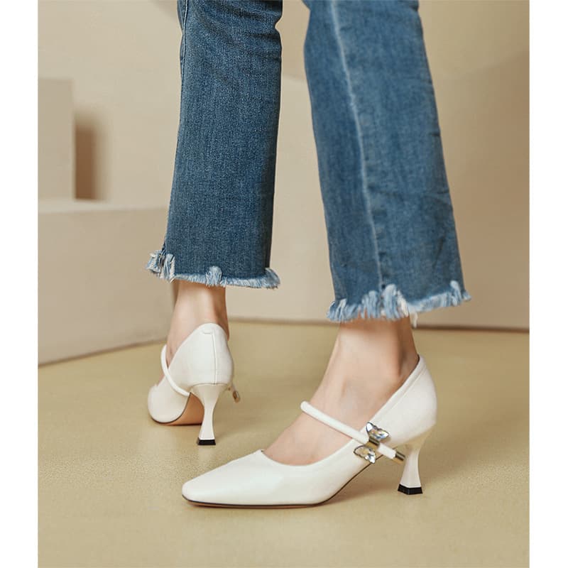 エレガントポインテッドリボンの洗練パンプス