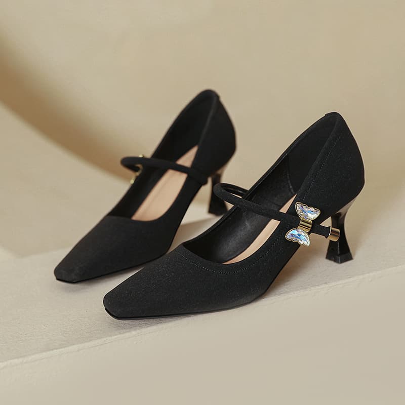 エレガントポインテッドリボンの洗練パンプス