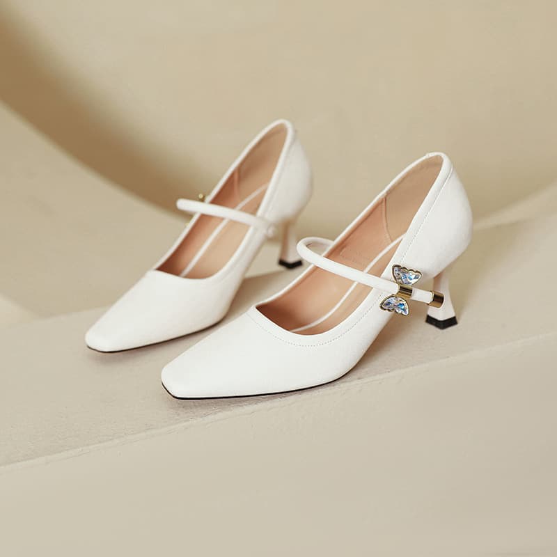 エレガントポインテッドリボンの洗練パンプス