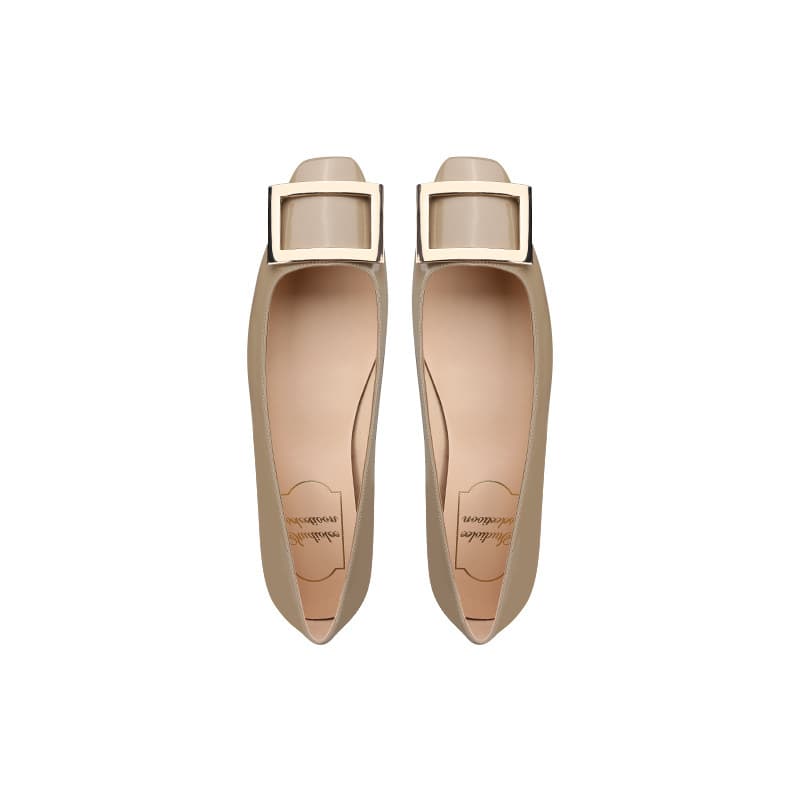 洗練されたスクエアトゥ ベージュ＆ブラックパンプス