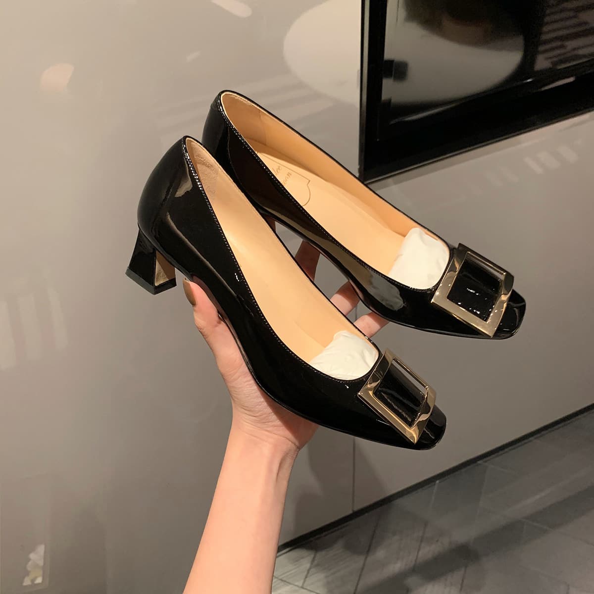 洗練されたスクエアトゥ ベージュ＆ブラックパンプス