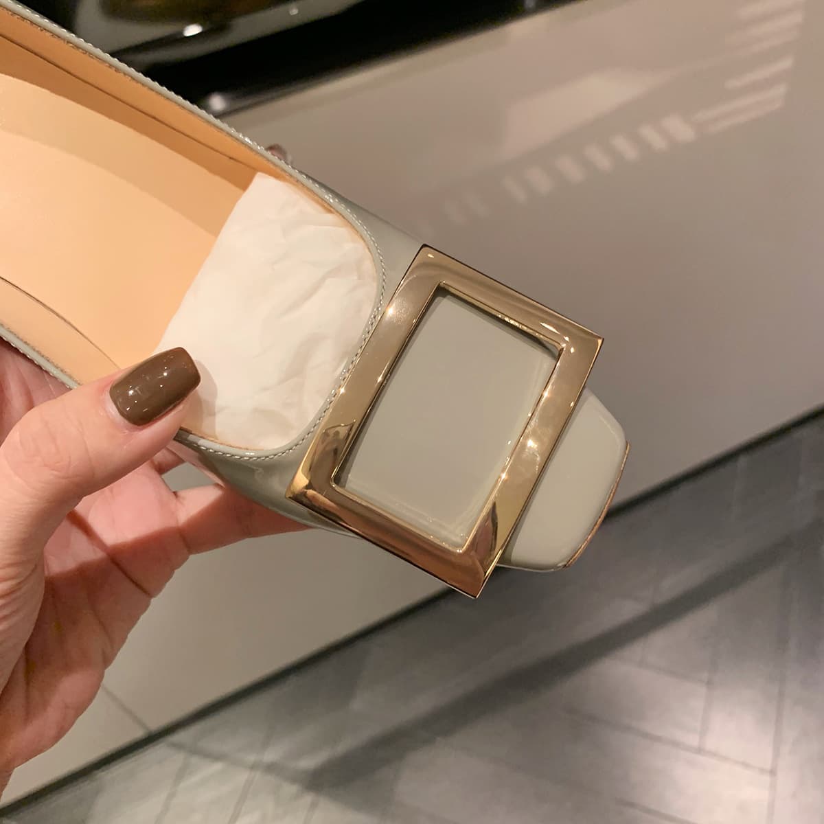 洗練されたスクエアトゥ ベージュ＆ブラックパンプス