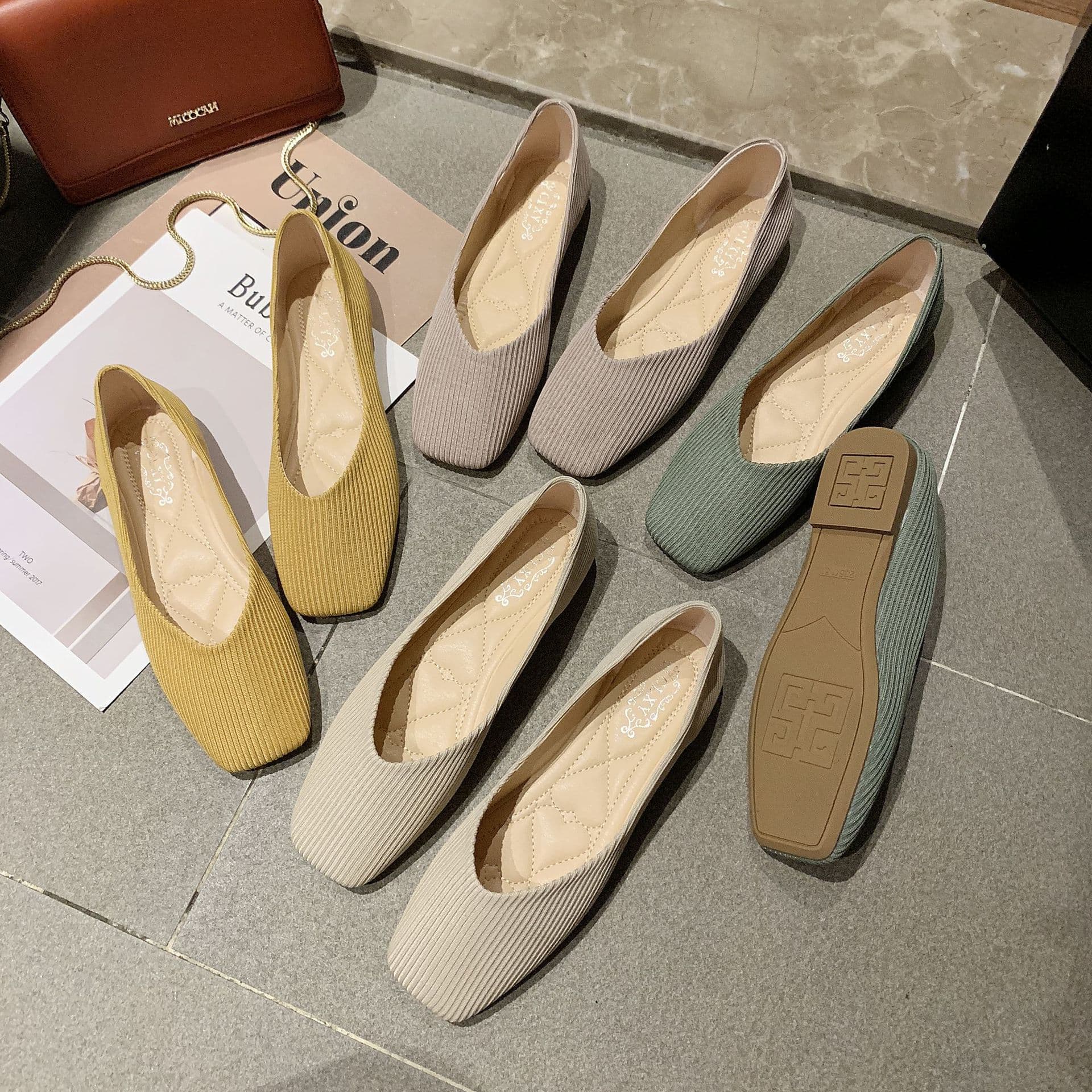 コーデュロイ素材のスクエアトゥぺたんこパンプス