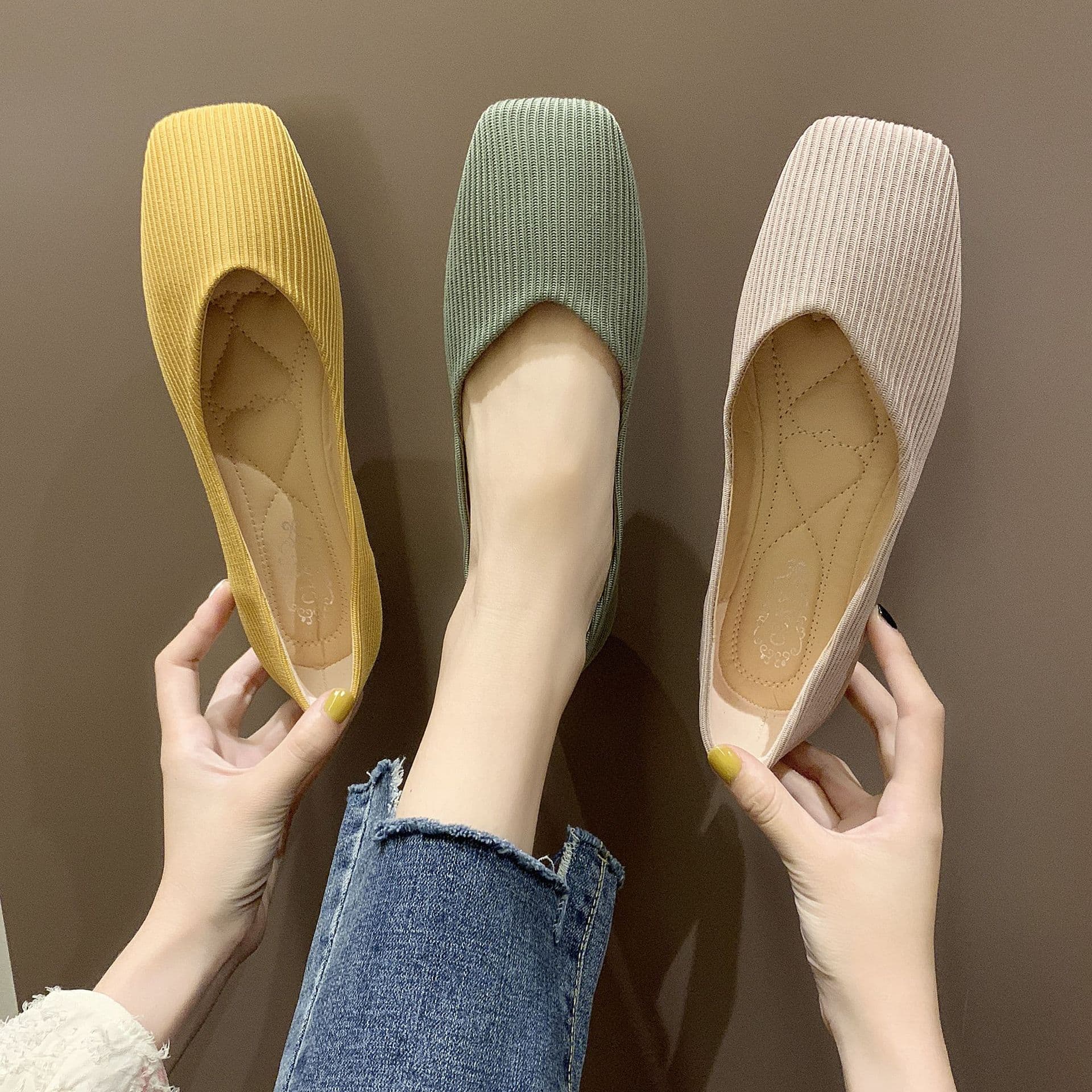 コーデュロイ素材のスクエアトゥぺたんこパンプス
