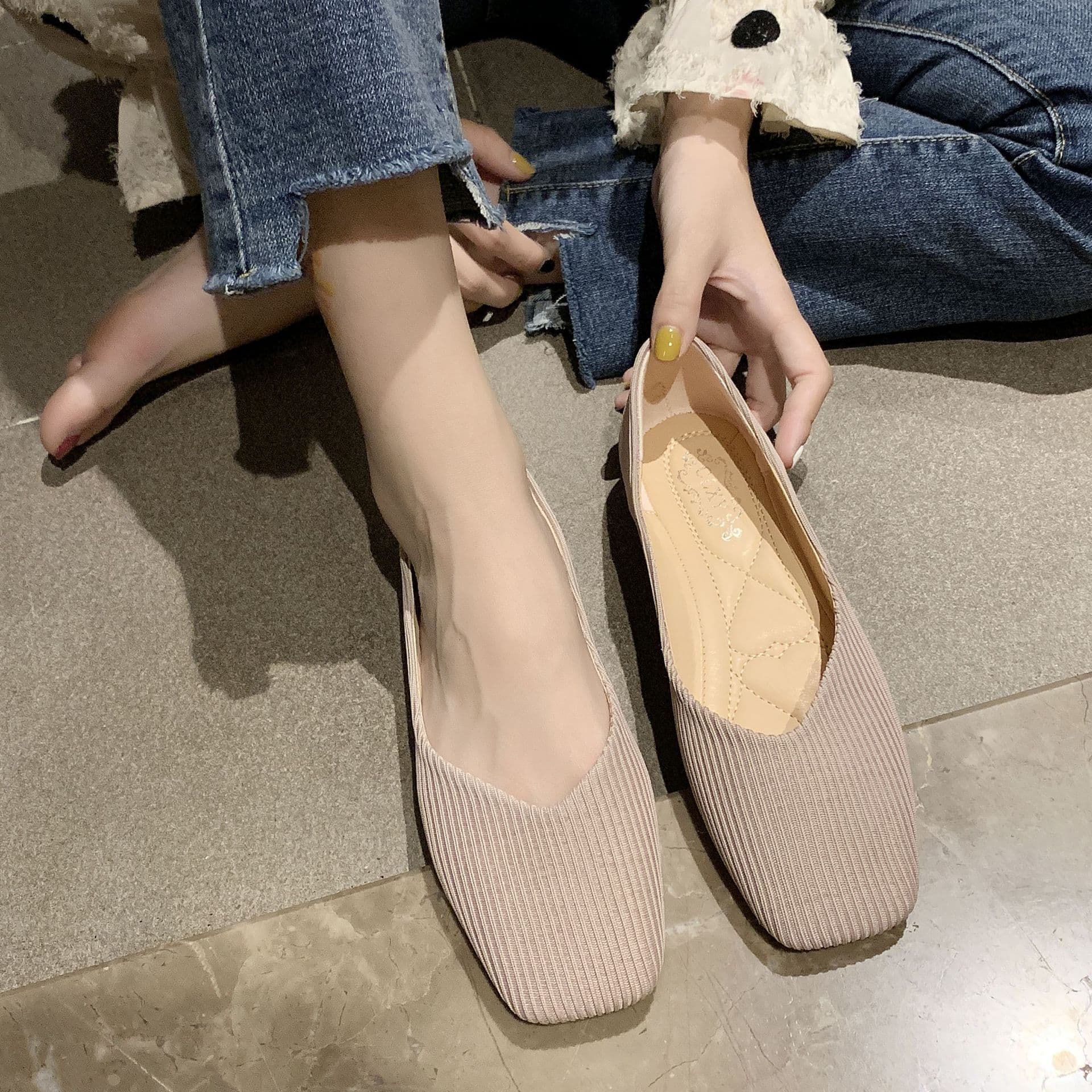 コーデュロイ素材のスクエアトゥぺたんこパンプス
