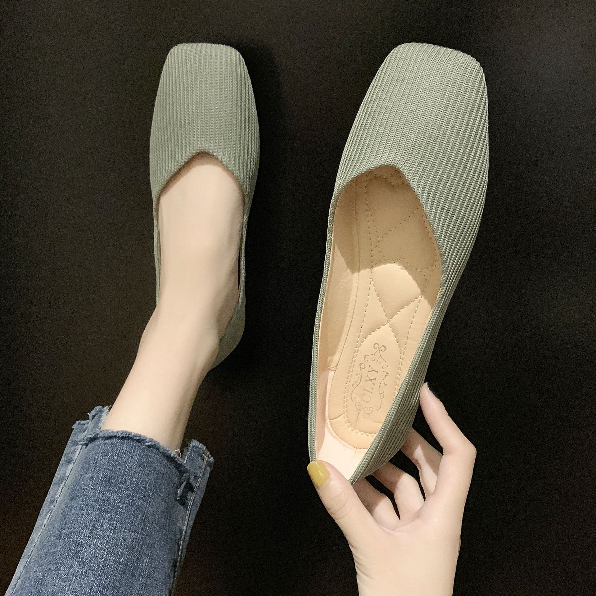 コーデュロイ素材のスクエアトゥぺたんこパンプス