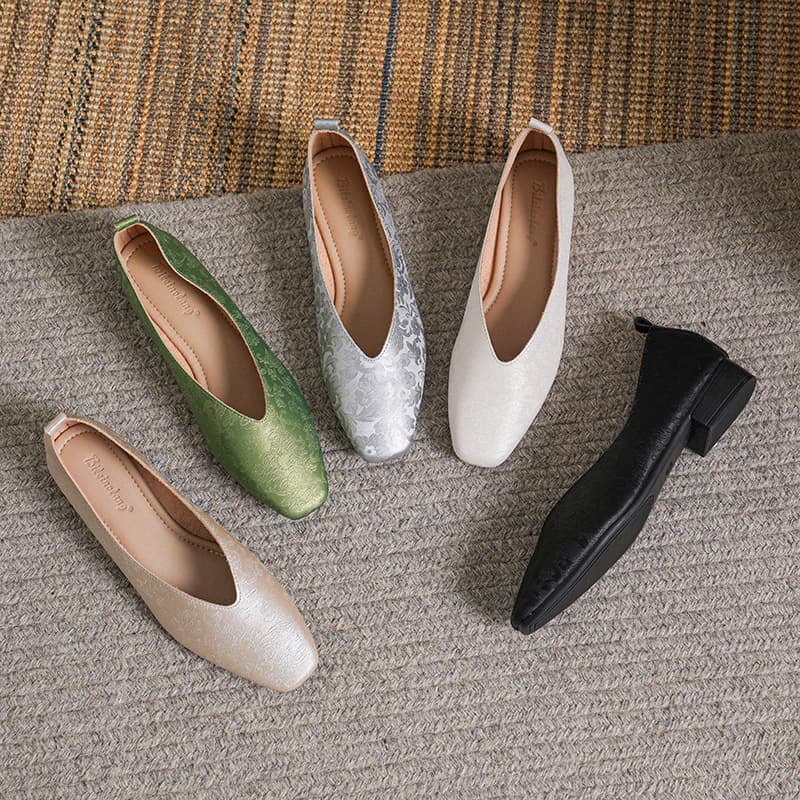 上品光沢スクエアトゥ安定チャンキーヒールパンプス