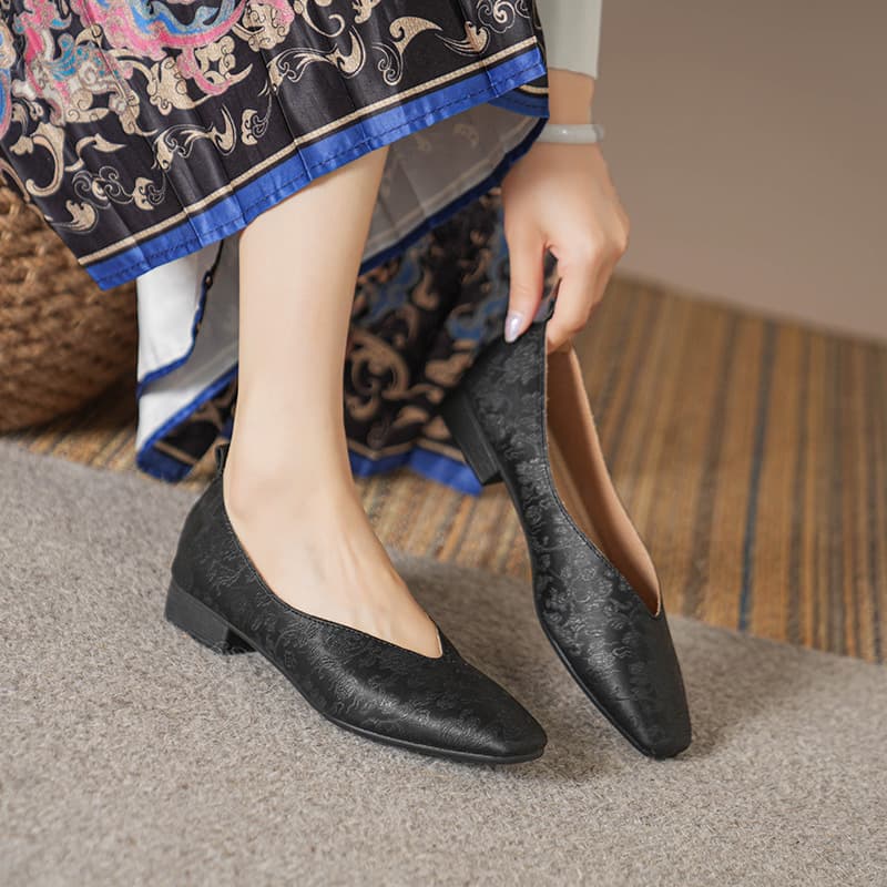 上品光沢スクエアトゥ安定チャンキーヒールパンプス