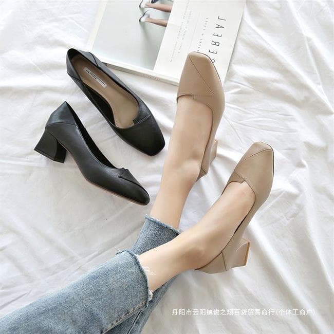 エレガントチャンキーヒール　上質ベージュパンプス