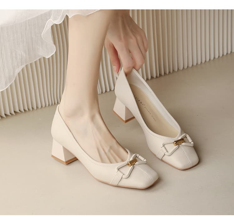 エレガントリボンベージュローヒールパンプス