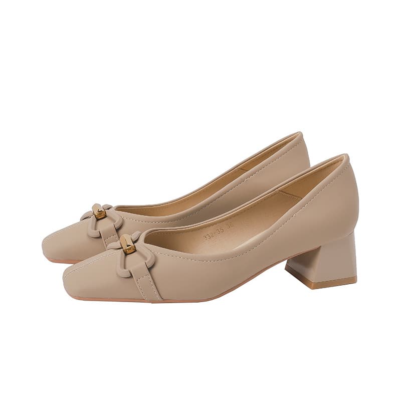 エレガントリボンベージュローヒールパンプス
