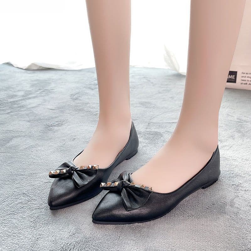 エレガントスタッズリボン ローヒール白パンプス