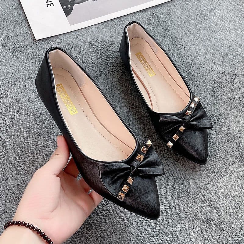 エレガントスタッズリボン ローヒール白パンプス