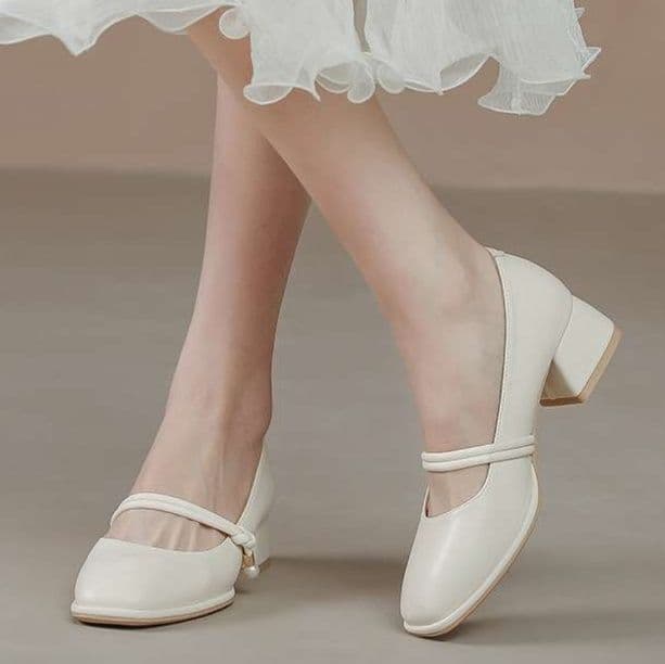 パールストラップの清楚エレガントパンプス