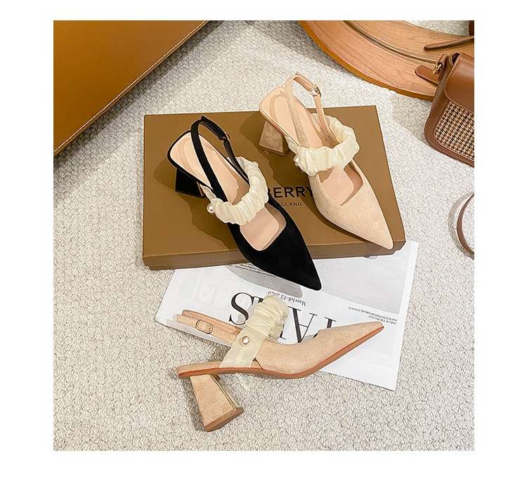 エレガントパール飾りの黒ポインテッドパンプス