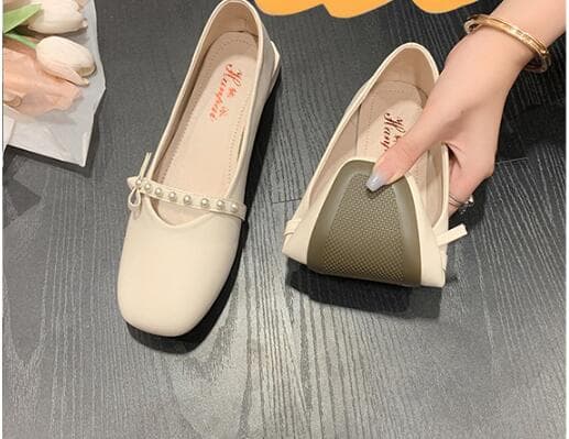 上品パール飾りの疲れにくい柔らかローヒールパンプス