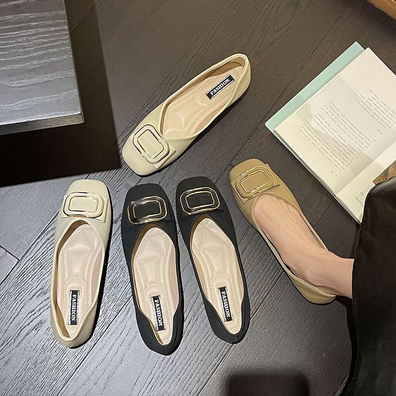 洗練シルキー大金具付きスクエアトゥパンプス
