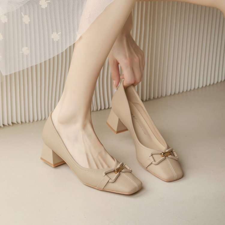 エレガントリボンベージュローヒールパンプス