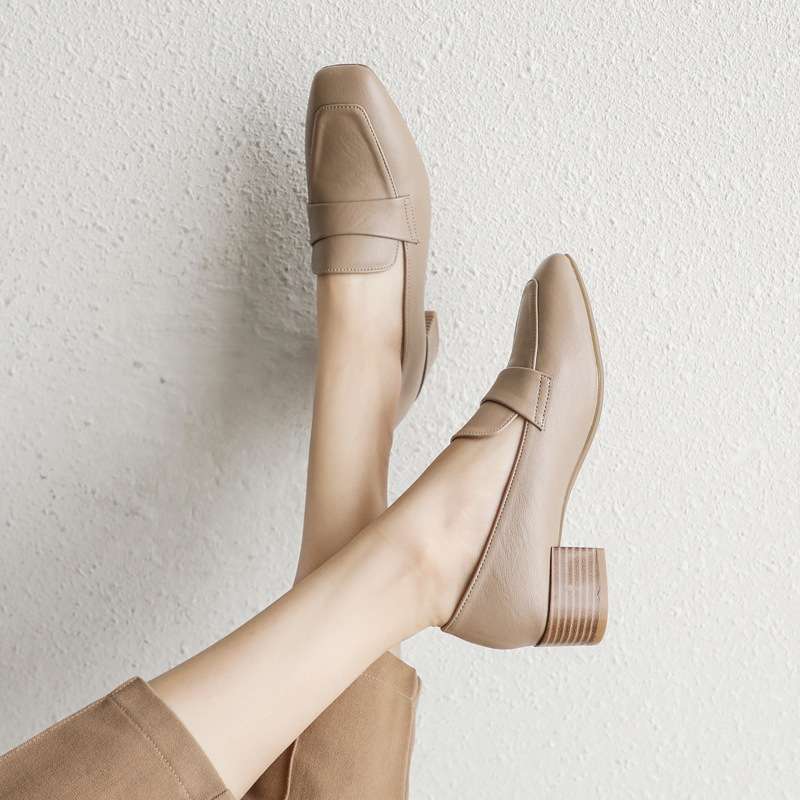 上品魅せる洗練スクエアトゥベージュパンプス