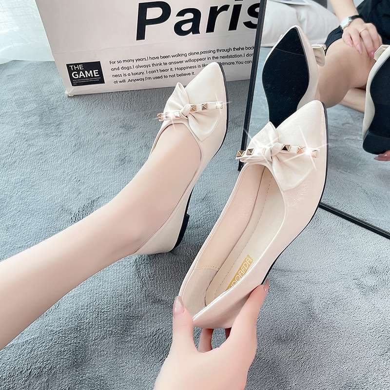 エレガントスタッズリボン ローヒール白パンプス