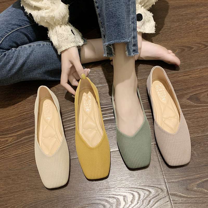 コーデュロイ素材のスクエアトゥぺたんこパンプス