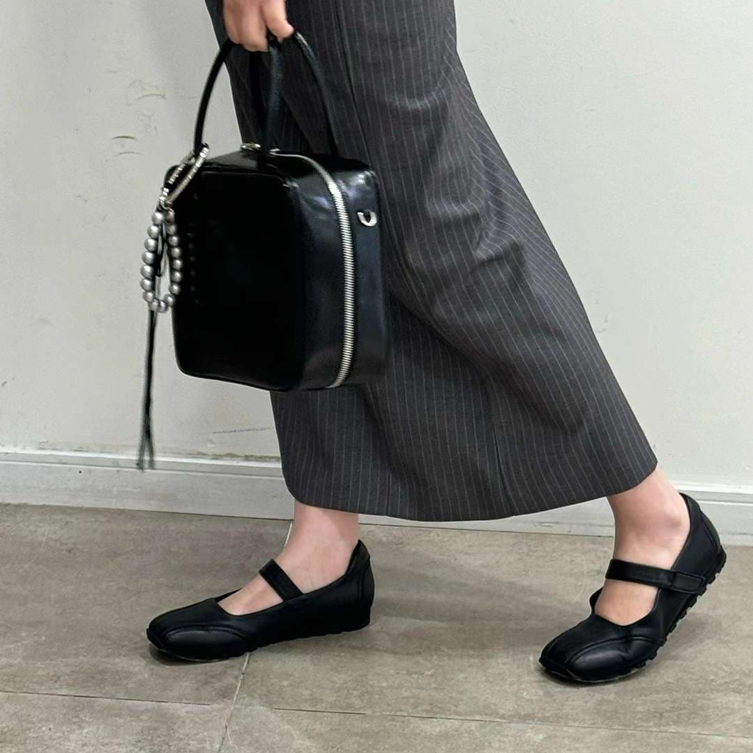 結婚式パンプス 光沢シルバーストラップフラット