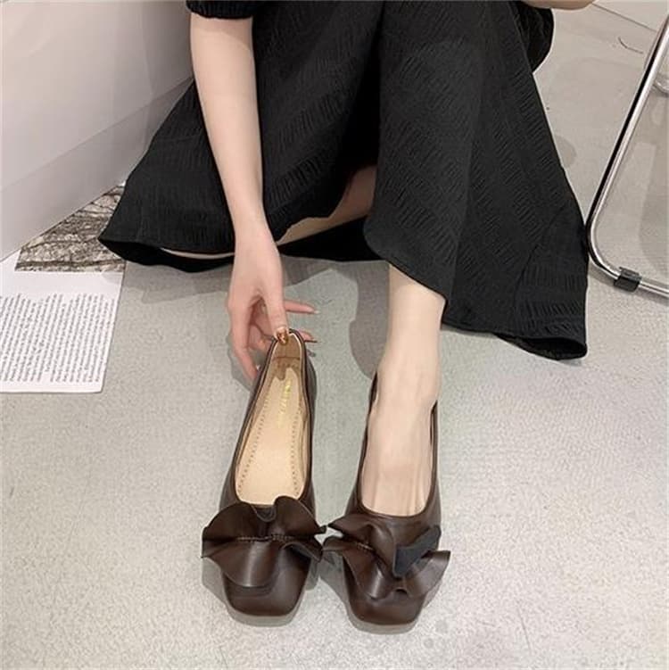 結婚式パンプス 上品フリル スクエアトゥ 柔らかローヒール