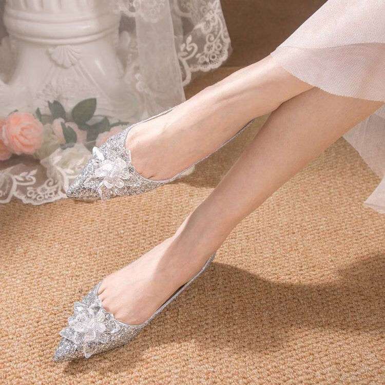 煌めくシルバーフラワー ローヒールパンプス