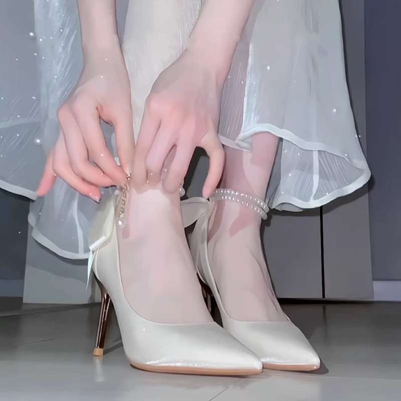 上品な光沢パールチェーン ホワイトピンヒールパンプス