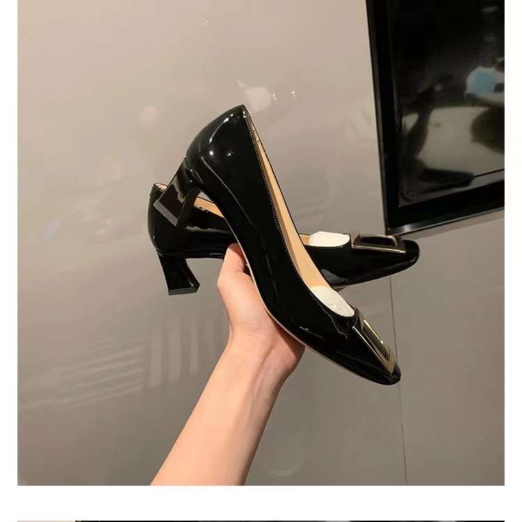 洗練されたスクエアトゥ ベージュ＆ブラックパンプス