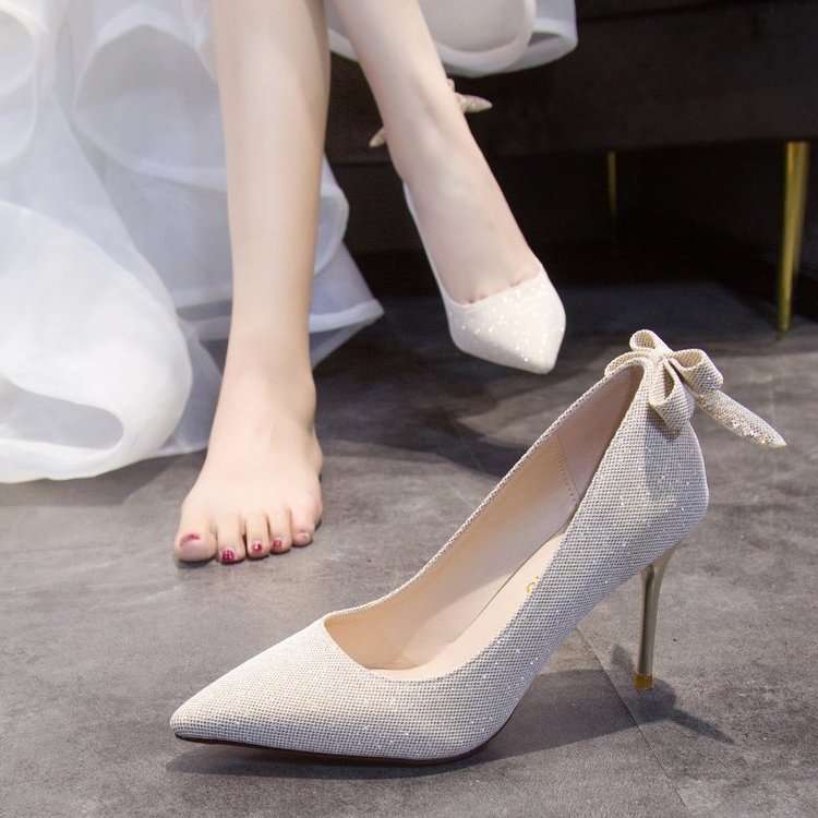 煌めくシルバーリボン上品ピンヒールパンプス