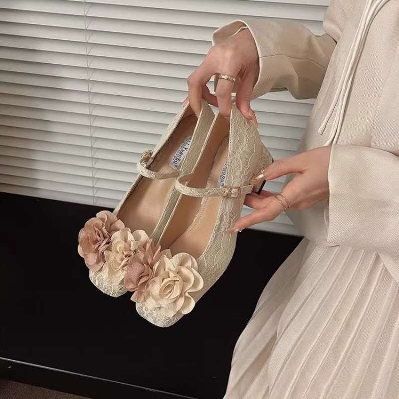 優雅レースの花飾りストラップパンプス
