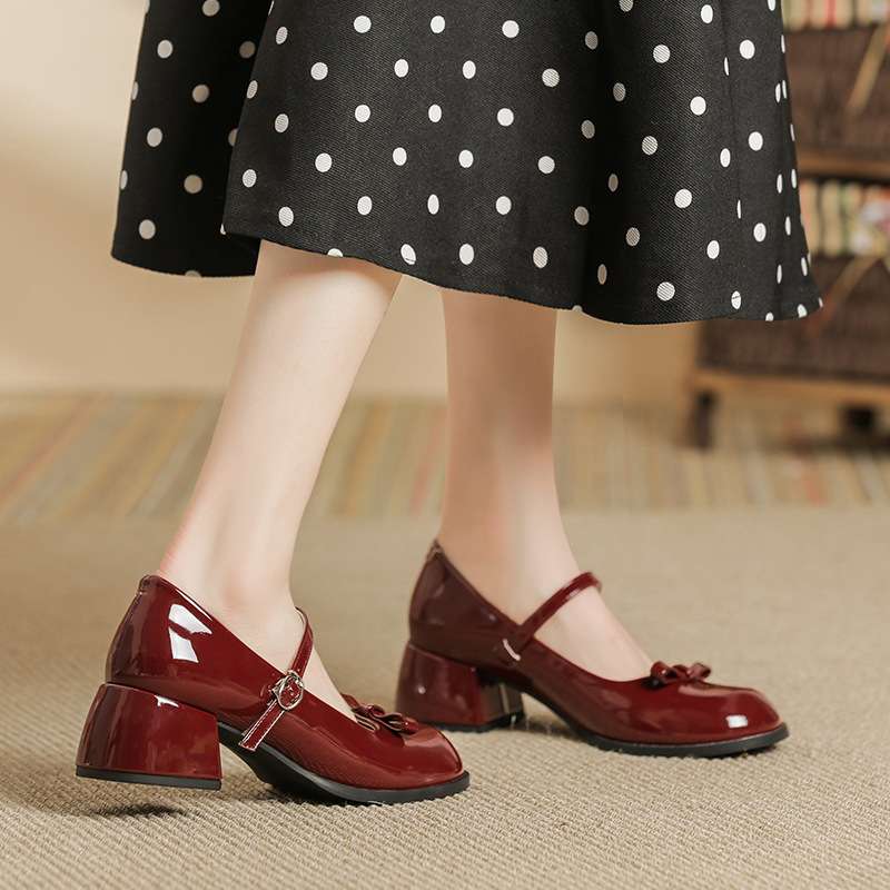 エナメル光沢×リボンの上品クラシカルパンプス