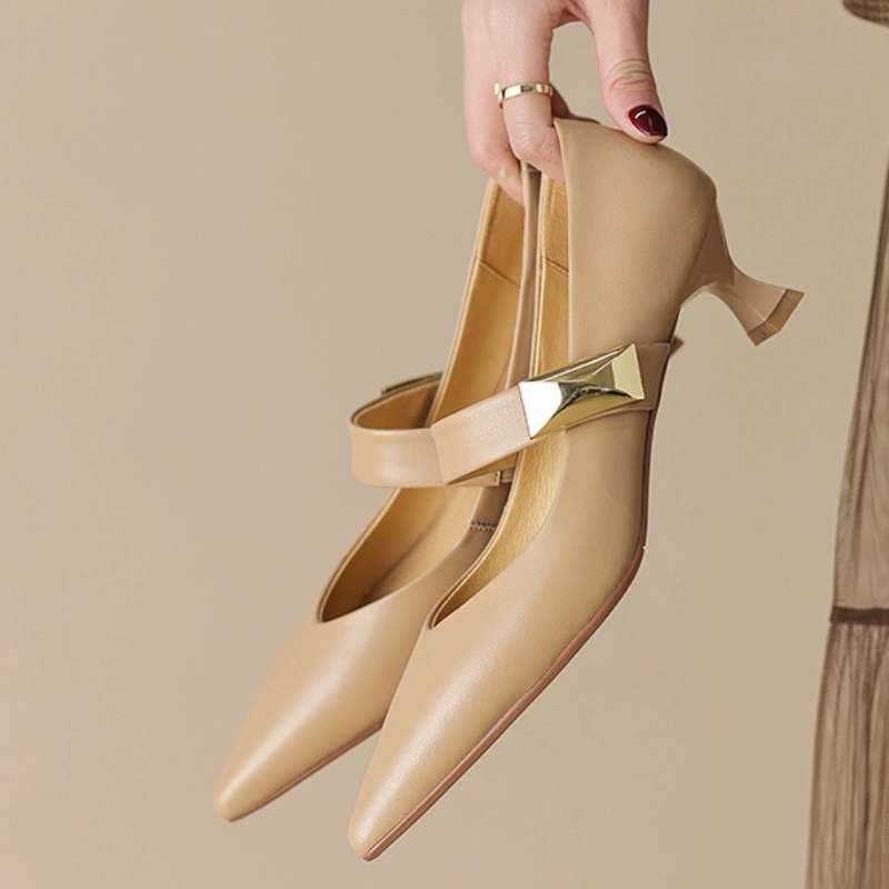 洗練美×上品魅せ ベージュストラップパンプス