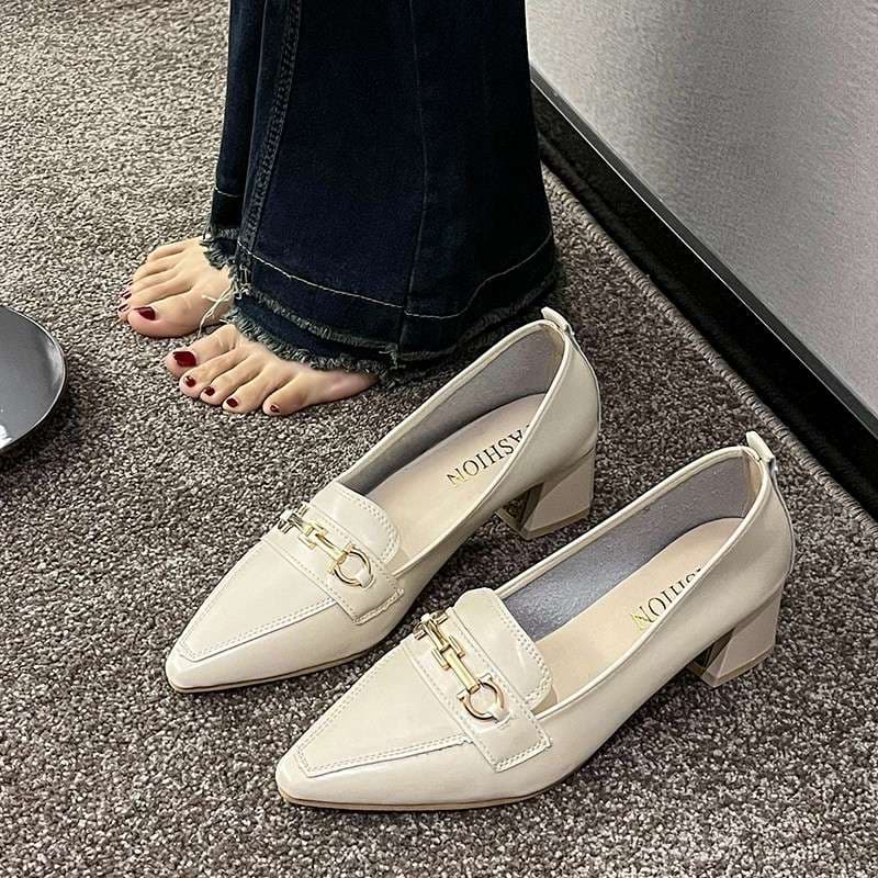 上品煌めくチェーン飾りのホワイトローヒールパンプス